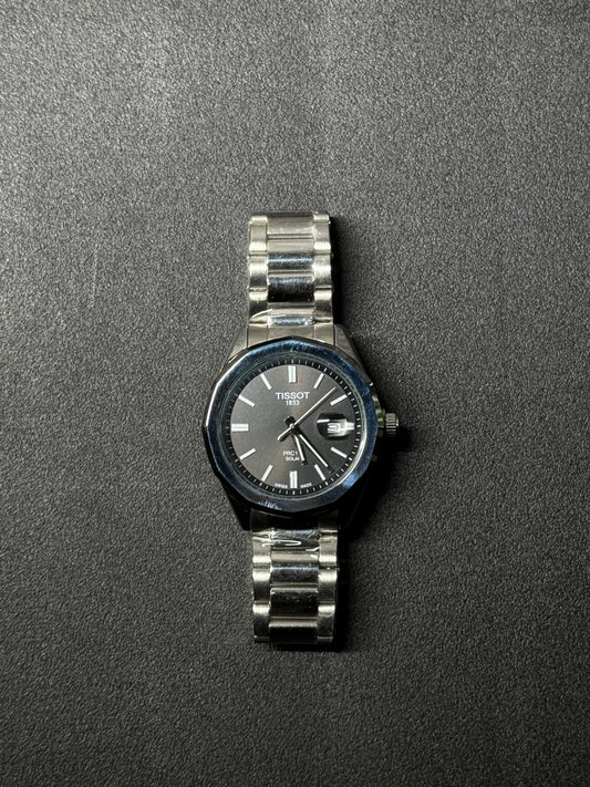 Black dial replica watch for men with stainless steel bracelet, classic analog wristwatch featuring date window and luxury design