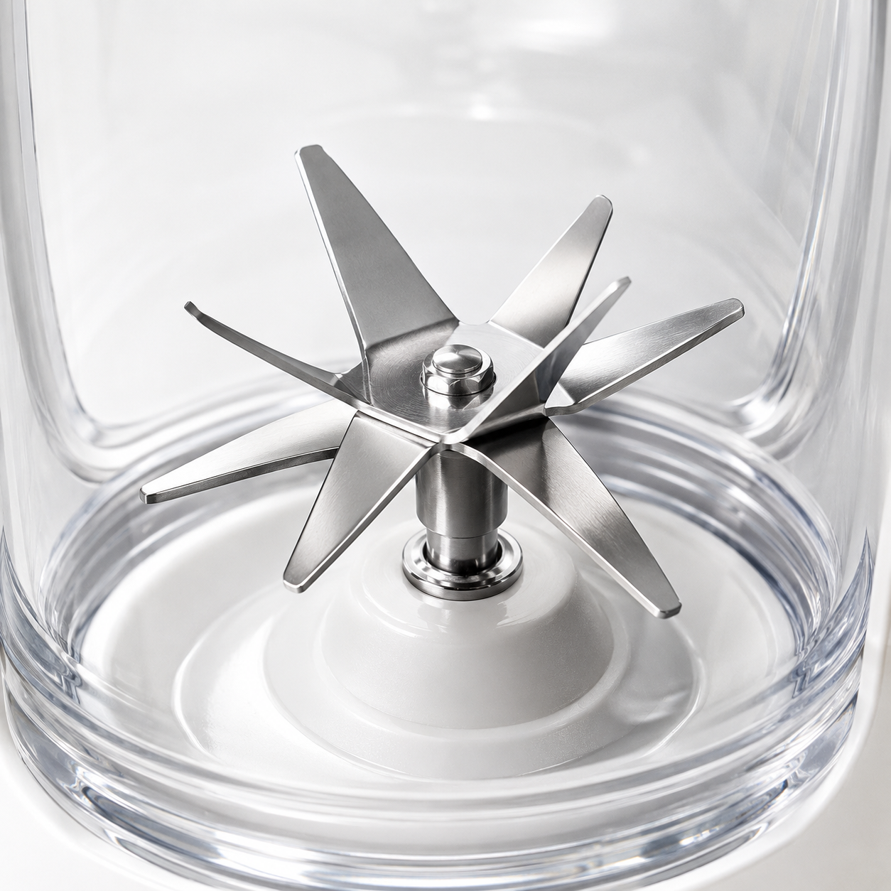 Close-up of the HP-890 portable juicer's six stainless steel blending blades inside the transparent 500ml cup, designed for efficient fruit and smoothie blending.