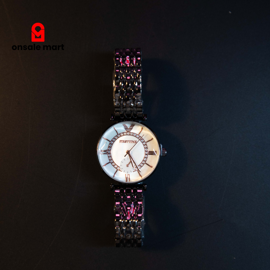 Classic crystal metal watch with elegant stainless steel bracelet and crystal dial