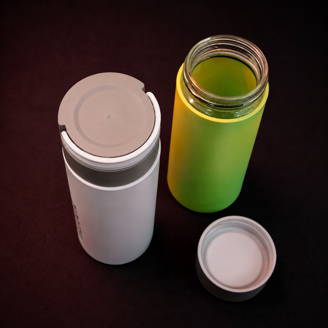 Reusable insulated water bottle showing wide-mouth opening, screw cap and easy-clean design for everyday beverage storage.