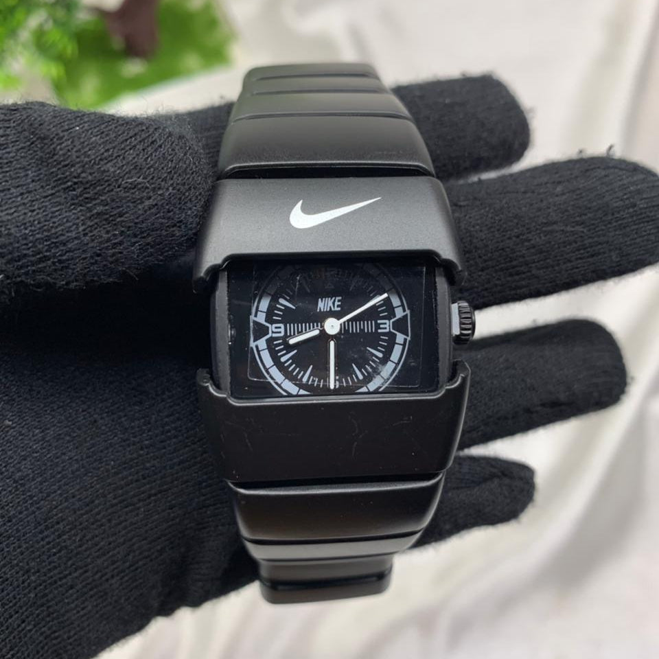 Modern Analog Sports Watch with Metal Strap