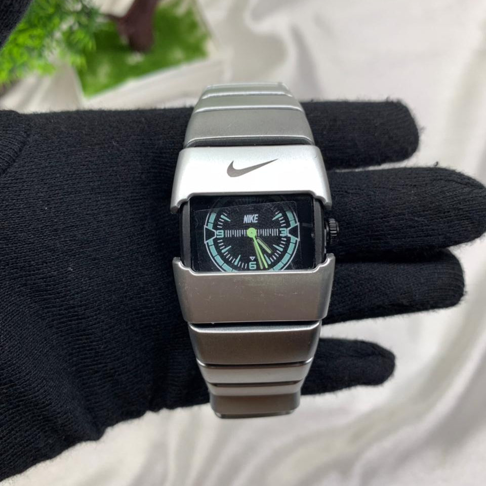 Modern Analog Sports Watch with Metal Strap