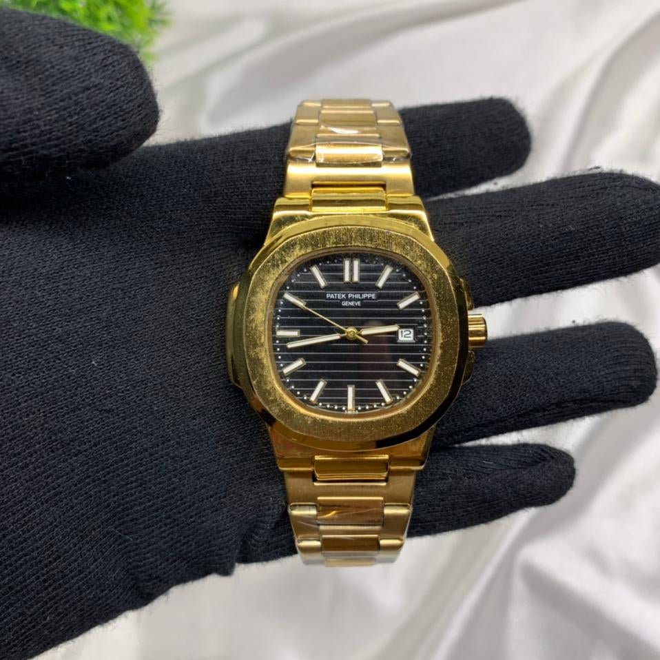 Luxury Analog Watch with Stainless Steel Bracelet