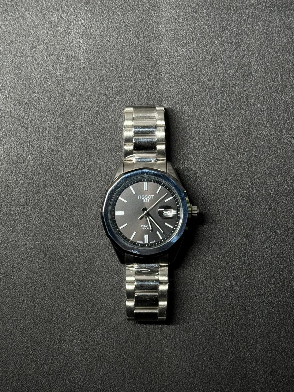 Black dial replica watch for men with stainless steel bracelet, classic analog wristwatch featuring date window and luxury design