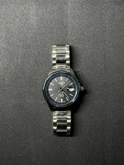 Black dial replica watch for men with stainless steel bracelet, classic analog wristwatch featuring date window and luxury design